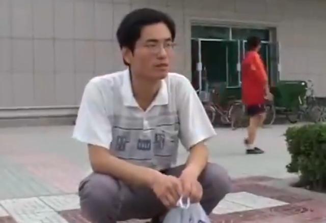 农民父亲供儿子读本科，结果儿子毕业后却当了保安，月薪仅有600