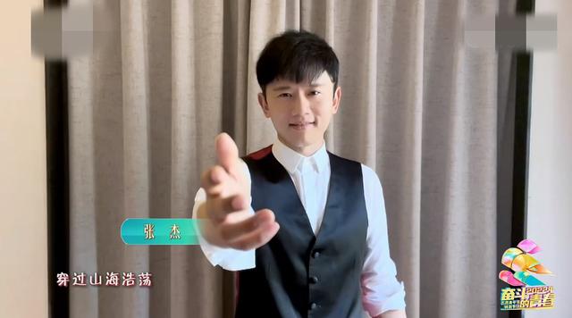 五四晚会：赵丽颖大变脸，关晓彤化浓妆，她们俩赢得毫不费力
