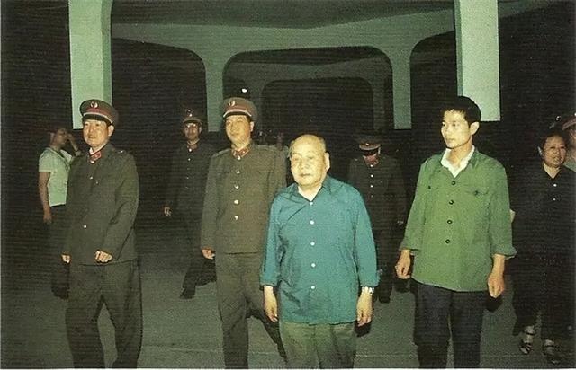 连长被调往师部当排长，本是降级任用，一看部下把他乐坏了