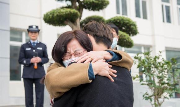 1996年，女子轻信同事致子女被拐卖，苦寻25年见面时不敢相认