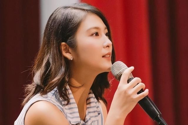 棒棒堂威廉官宣，与交往4年女友登记结婚，女方身材发福被疑怀孕