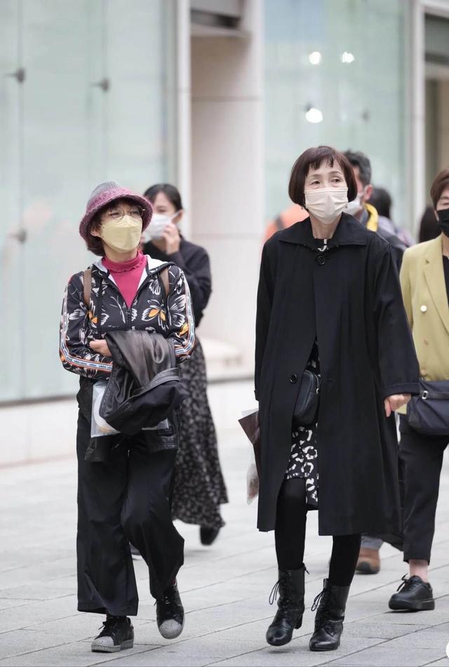 日本人的穿衣风格特点(日本女人的衬衫裙穿搭)(10)