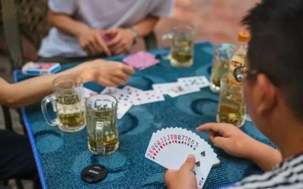 云南一县委书记落马记：和商人打牌“赢”641万，13年敛财1188万