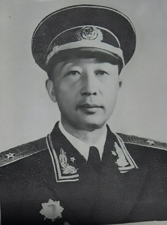 1962年毛主席请石少华吃饭，席间拿出一张照片：帮我找两个小八路