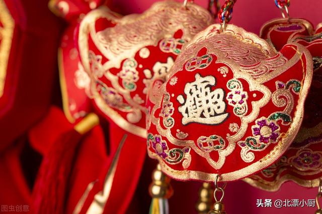 正月初二，别忘开门迎财神，还有“忌3事吃3样”，迎财神过新年