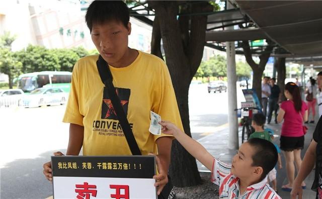 2013年，杨超凡因长相吓人求职受挫，在街头“卖丑”