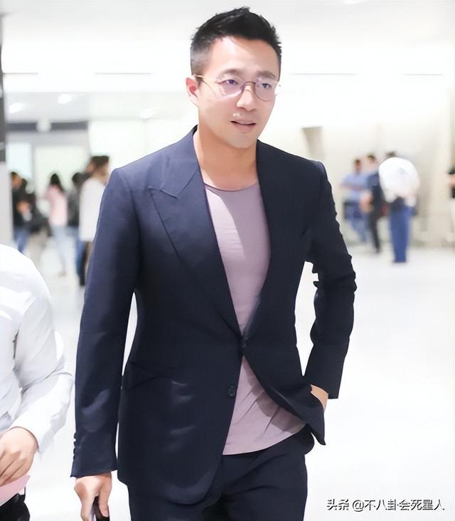 这时候她与汪则翰的婚姻也走到了尽头,张兰开始独自带着汪小菲生活