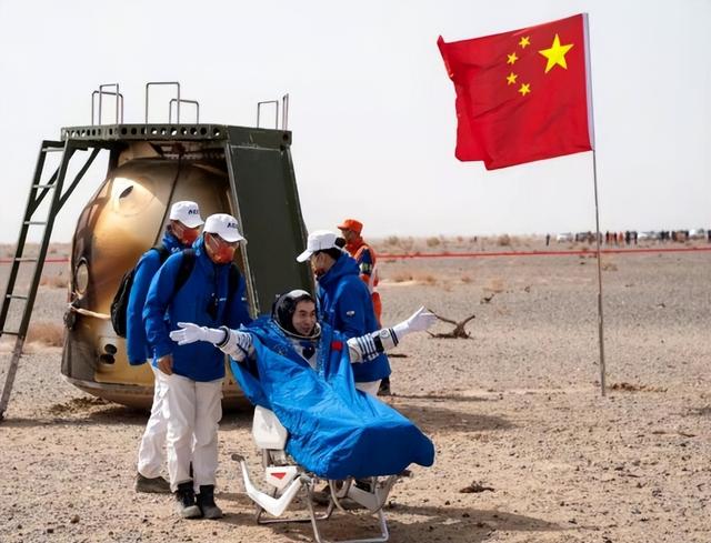航天员返回地球后，为何都站不起来，要坐在轮椅上？牺牲太大了