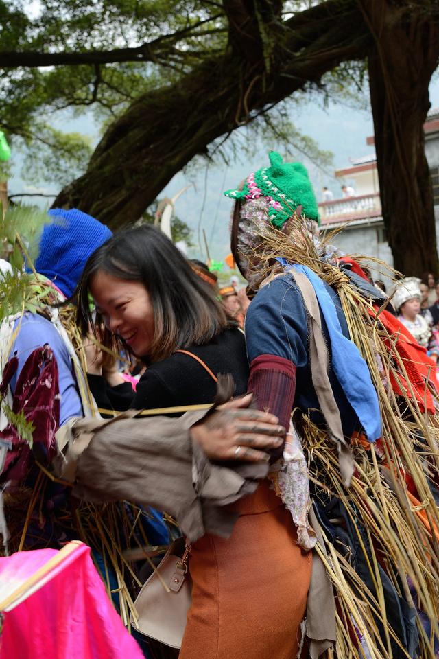 到桂北之北，至苗山融水，看苗女風情，品神秘的鴨變文化