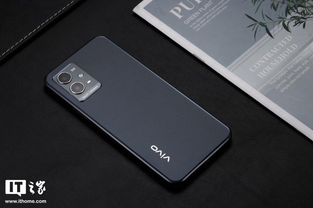 「IT之家开箱」vivo Y33s 5G 手机图赏：清蓝微光，经典深邃