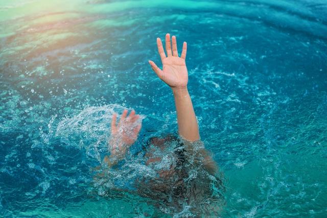 澳洲7岁女孩泳池溺水，经合力抢救挽回一命，心肺复苏起关键作用