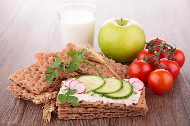 女性早餐“空腹”吃苹果，吃一段时间后，这几个好处让你轻松受益