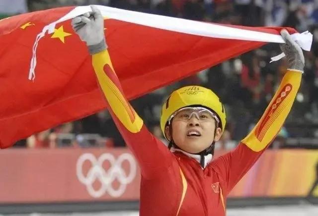 生涯共获得77块金牌，解说火出圈的王濛，为何三次被国家队开除？