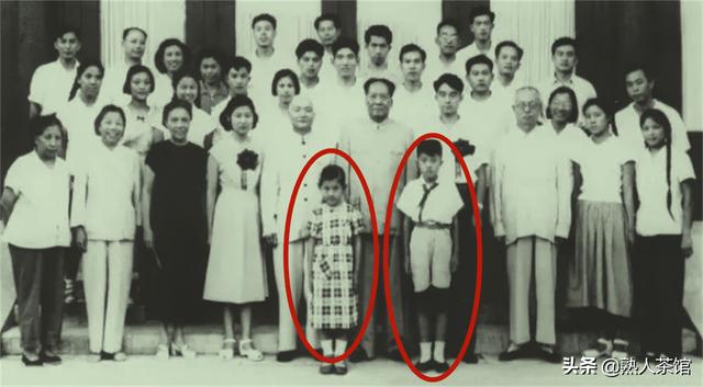 李敏婚礼现场，毛主席将两个孩子揽入怀中，毛远志：我忘不了那天