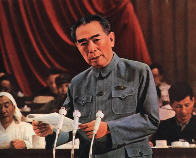 56年陈赓大将带一年轻小伙，面见周总理夫妇：你们好好看看他像谁
