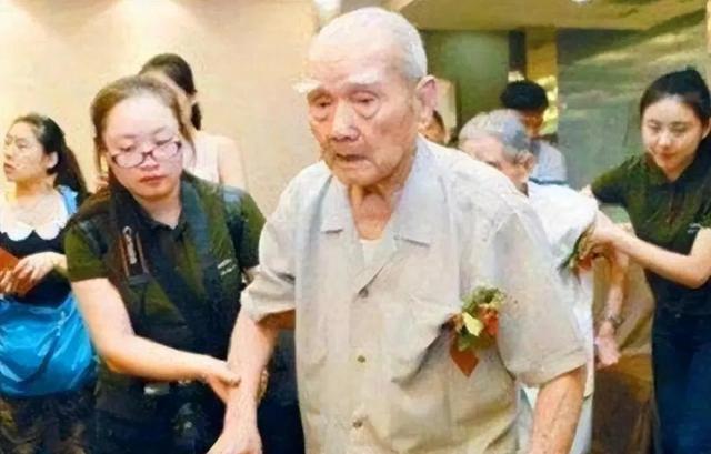 15岁儿子偷偷参军，71载盼儿归，106岁高龄母亲终等到他回家