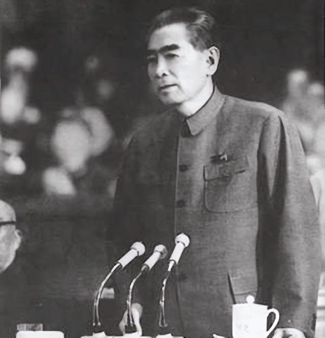1972年，毛主席穿睡衣参加陈毅追悼会，遗孀眼含泪花：您怎么来了
