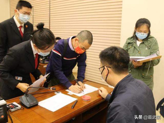武侯法院为21名农民工追回工资14余万元