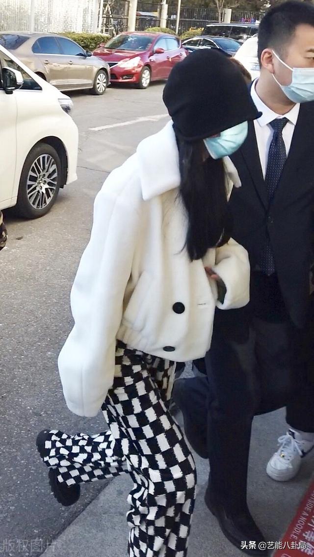 央视春晚4大联排私服秀 黑白格最受明星青睐 新年战袍绿色最火 天天要闻