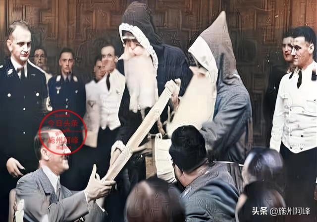 老照片：得到特殊礼物的希特勒，向苏联发射炮弹的意大利士兵