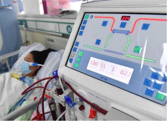 腰酸背痛1年，她拖到尿毒症，肾衰竭到来，3个征兆会提前“告知”