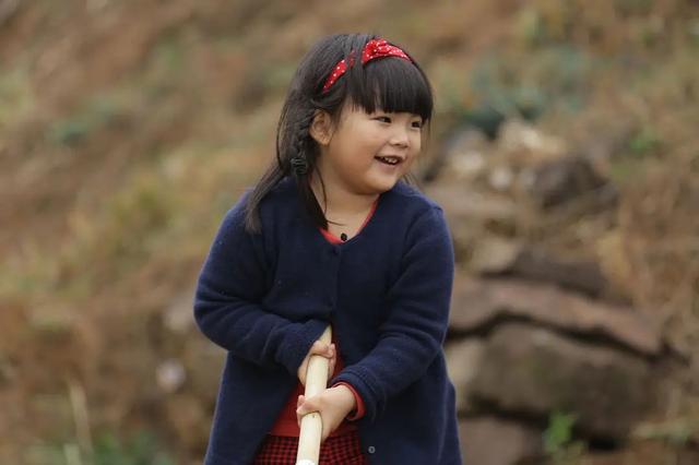 离婚9个月，李湘和王岳伦放飞自我，12岁的王诗龄却打出一副王炸
