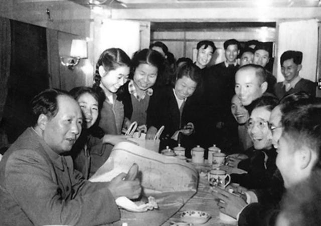 55年浙江一农民朝毛主席专列扔石头，被捕后，该如何处置？