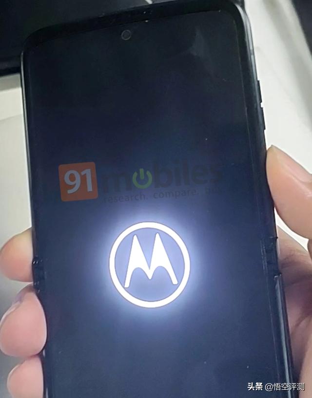 摩托罗拉新一代折叠屏手机首次曝光！外观变化极大，中国全球首发