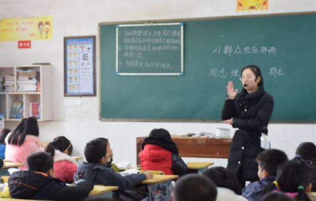 90后年轻女教师辞职当北漂 用亲身经历说出 为什么不当老师了 全网搜