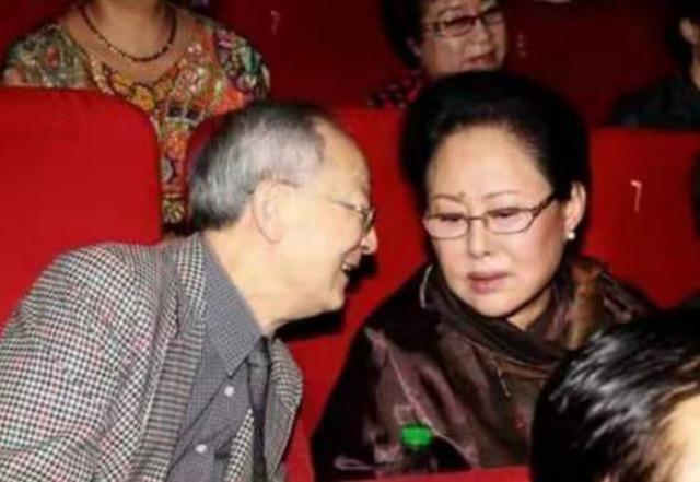 72岁的斯琴高娃：两段带泪的婚姻，三婚丈夫病逝，风光背后有眼泪
