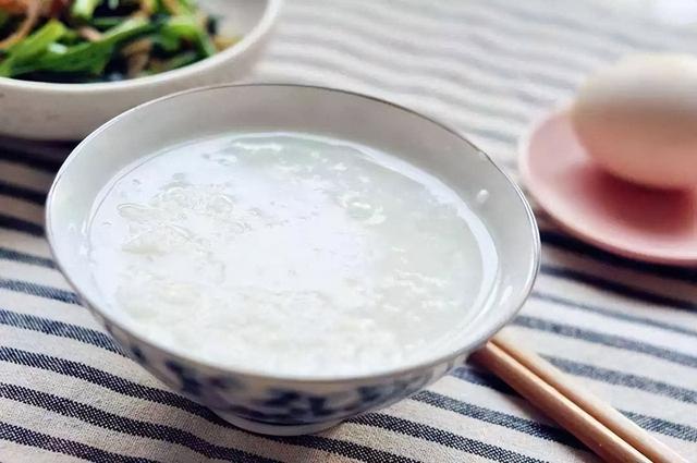 早餐为什么不能吃大米粥？医生：不仅是米粥，这3物也最好少吃