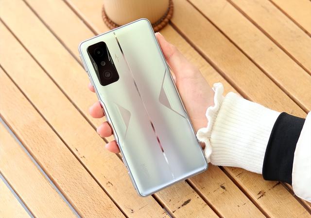 从3899元跌至2999元，12GB+256GB+120W，从高端市场跌至中端市场