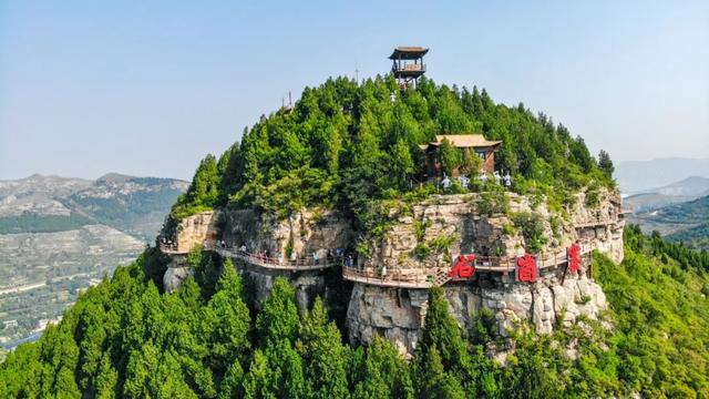 济南石崮寨景区占地约5000亩,交通便捷,距离济南南高速出入口仅5分钟