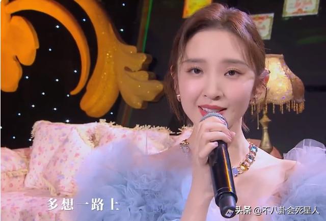 12位女星卫视春晚状态！杨颖唐嫣美得亮眼，关晓彤大长腿厉害了