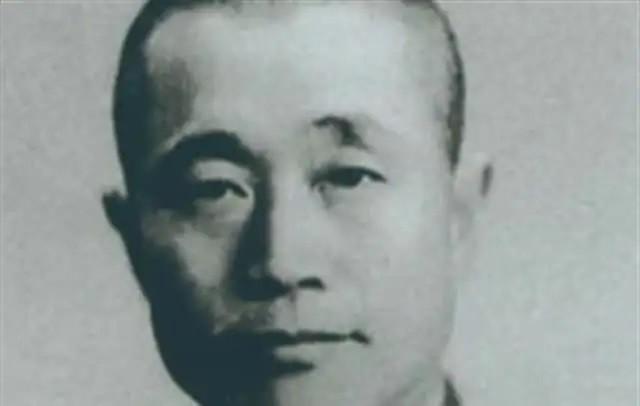 老蒋：你说郭汝瑰是地下党，证据呢？杜聿明：他家沙发有补丁