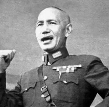 重庆谈判，蒋介石说可以让毛主席做新疆省长，毛主席听完哈哈大笑