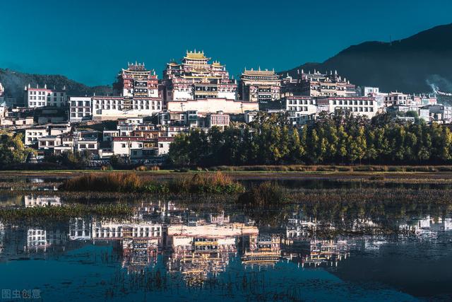 《适合七八月旅行的８座小城，景美人少既凉快又好玩，选一个出发吧》