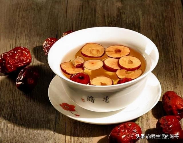 冬至到，不管有钱没钱，吃2菜，食2肉，饮2茶，忌2味，健康过冬