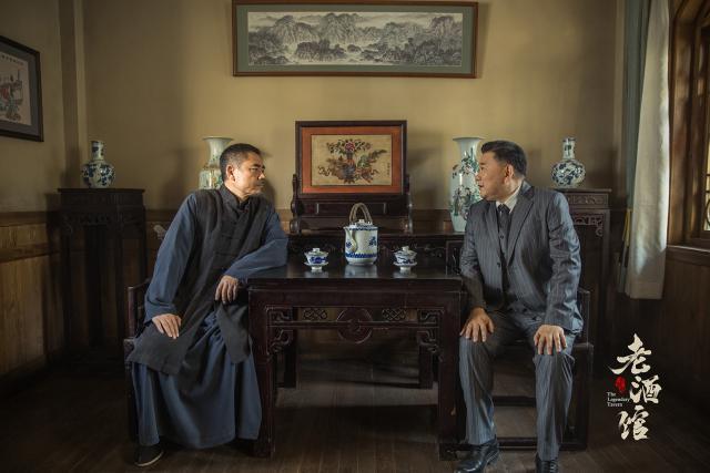 刘涛和58岁曹可凡挽手显亲密，对方是东方卫视一哥，被董卿称前辈