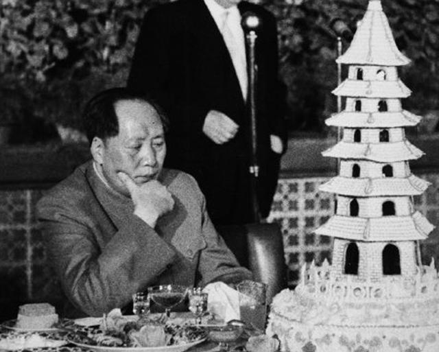 1949年开国大典，周恩来领着一个女孩，见到毛泽东就喊：大首长
