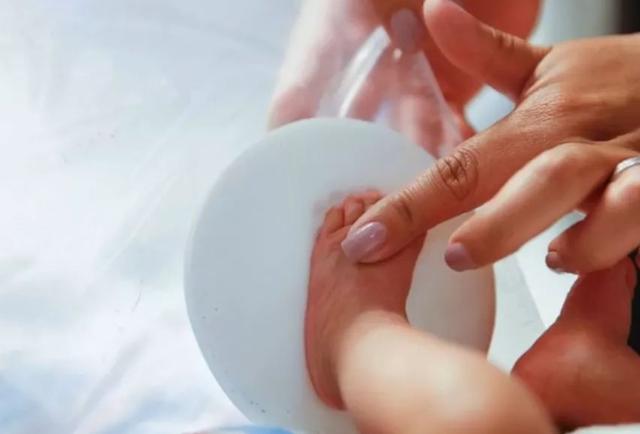 为何新生儿要在医院“按脚印”？医生不会明说，新手爸妈却要知道