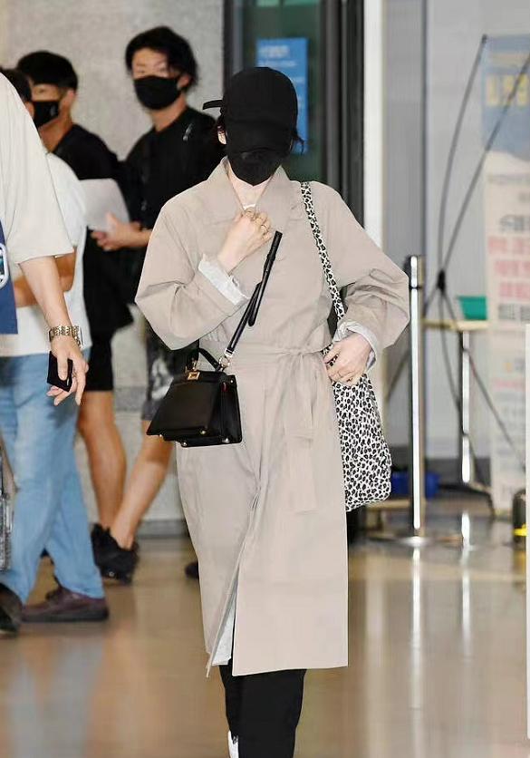 卡其色长款翻领风衣 黑色休闲裤 平底鞋 包包