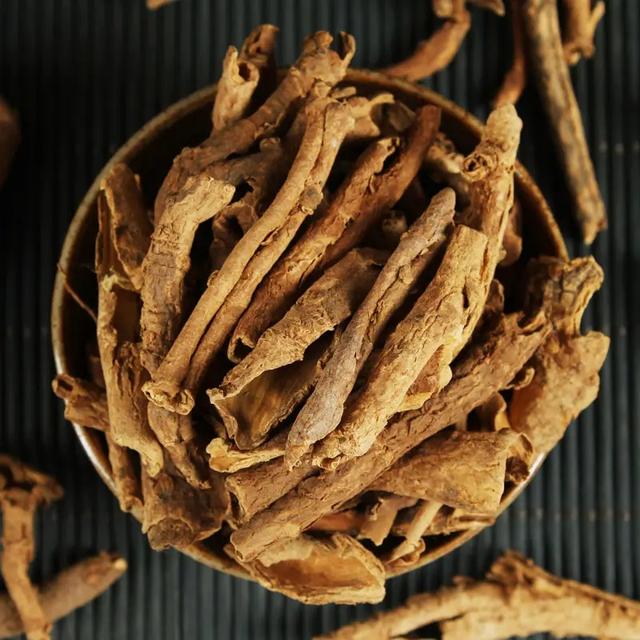 关节胀疼，不妨用两味药泡茶，祛风除湿，强筋壮骨