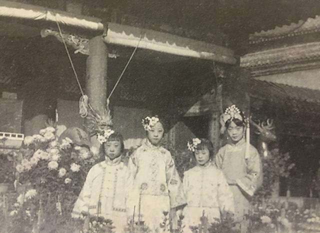 大清灭亡后，溥仪把格格们都嫁给了谁？这些明星祖上都是满清贵族