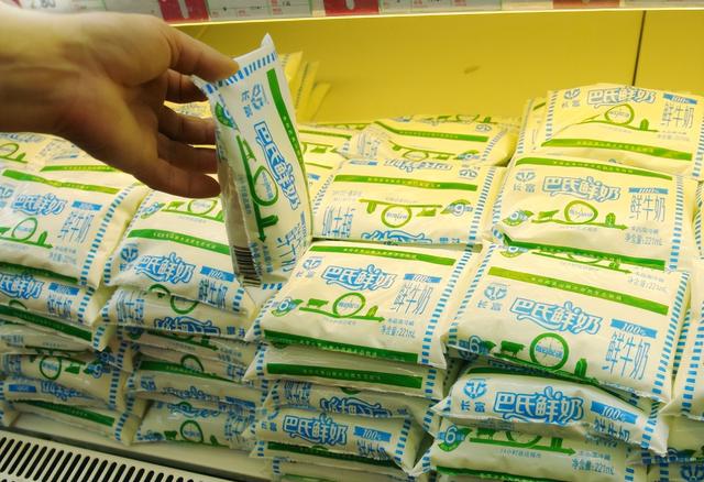 实体店一箱牛奶卖50元，网上却只卖25元？为何价格会差这么多？