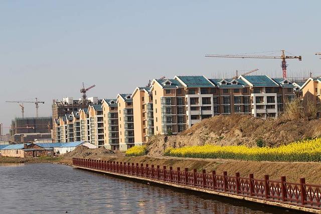 一边大量房产空置，一边刚需买不起房，怎么破局？老干部5字方案