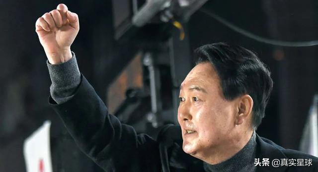 韩网震怒！两年拿四十万和十年领五千万，尹锡悦福利政策引爆舆论
