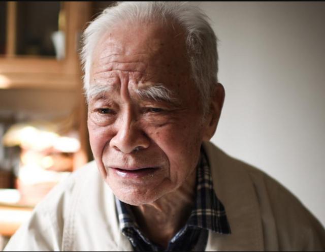 2007年江西老兵给战友扫墓，意外发现自己的墓碑，领导高度重视