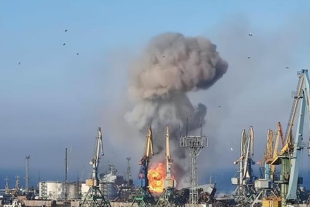 俄军登陆舰在港口遭遇导弹袭击，舰身发生3次爆炸，现场燃起大火