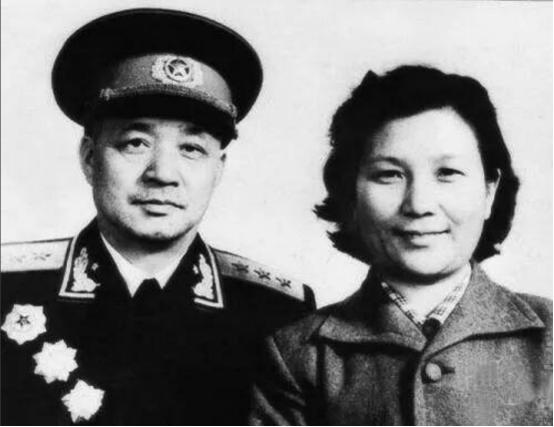 王建安和江青同桌吃饭，服务员端上红烧肉，王建安指出：不能总吃